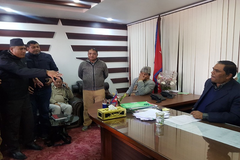 कर्मचारी समायोजन ऐनमा असहमति जनाउँदै स्वास्थ्यमन्त्रीलाई ध्यानाकर्षणपत्र