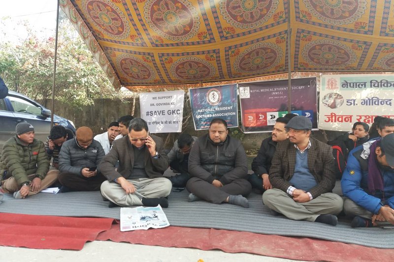 डा केसीको जीवन रक्षाका लागि चिकित्सकहरू आज दिनभर रिले अनशनमा