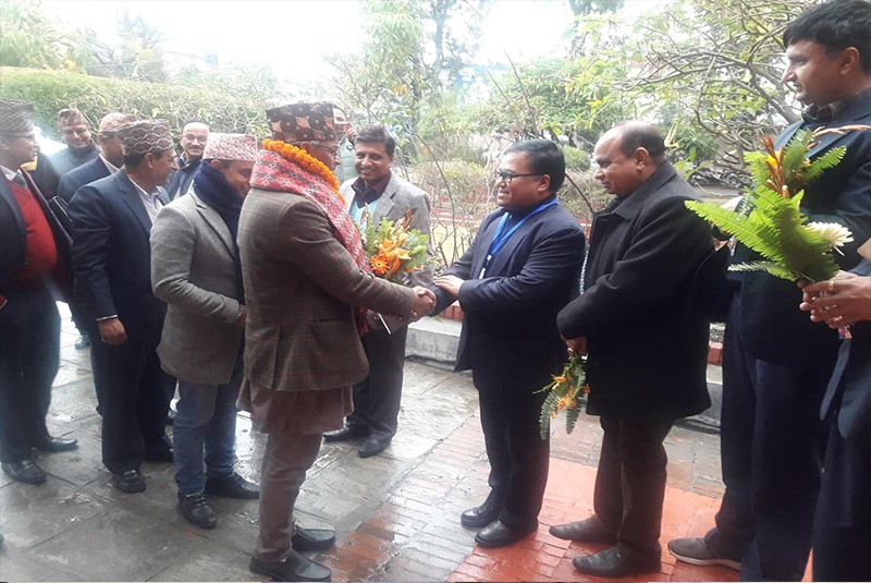स्वास्थ्यमा प्रशासन समूहका नवनियुक्त सचिव घिमिरेले गरे पदवहाली