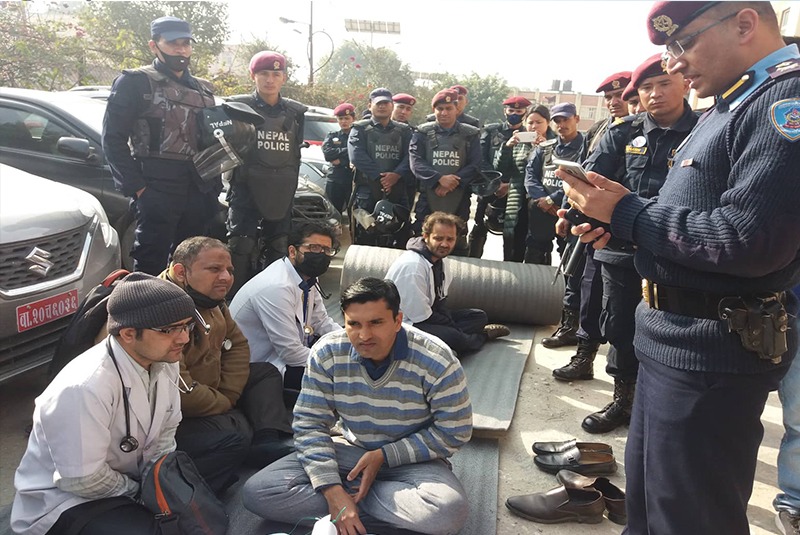 रातारात हटाइयाे चिकित्सककाे रिले अनशनस्थलकाे टेन्ट : अस्पताल भन्छ, हामीले हाेइन