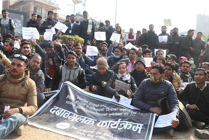 असन्तुष्ट स्वास्थ्यकर्मीसँग सरकारले वार्ता गर्ने, गठन भयाे वार्ता टोली