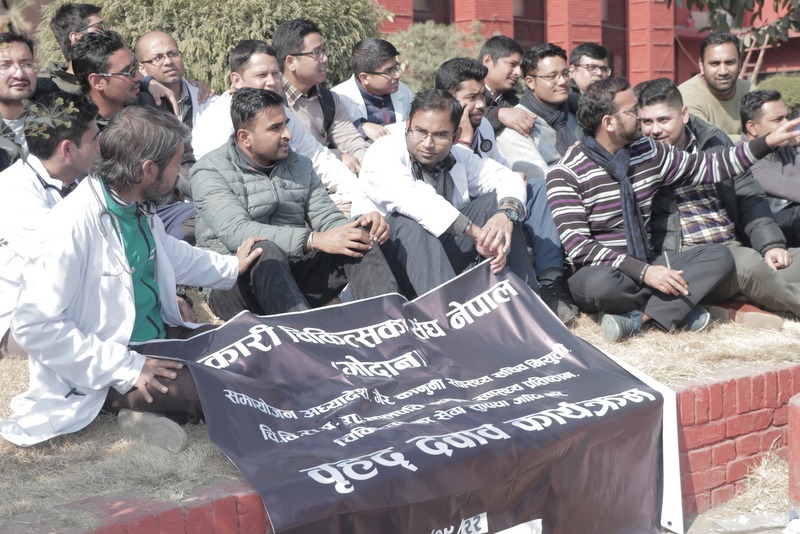 आज आकस्मिकबाहेकका सेवा बहिस्कार गर्दै सरकारी चिकित्सक