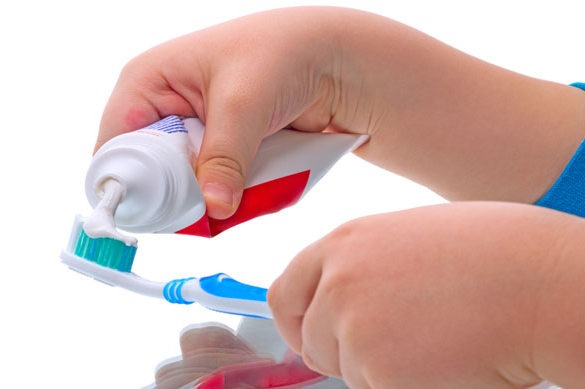 टुथपेस्टको अधिक मात्राले बच्चाको दाँतलाई हानि गर्न सक्छ