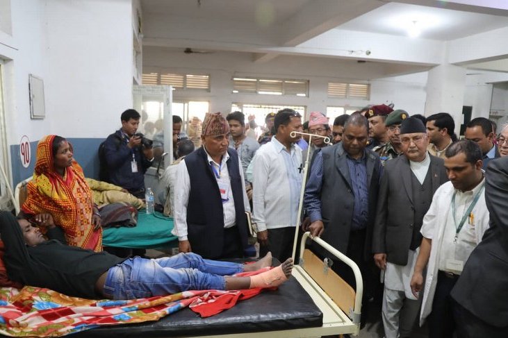 प्रधानमन्त्री ओलीले हावाहुरी प्रभावित क्षेत्रमा पुगी घाइतेलाई भेटे