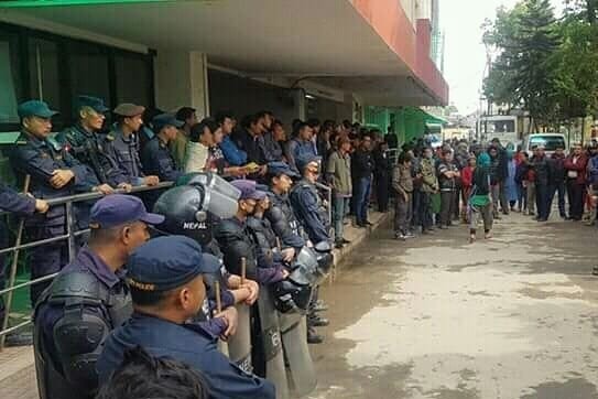 वीर अस्पतालमा प्रहरी लगाएर ओपीडी टिकट त बाँडियो तर बिरामी जाँच्ने डाक्टर भएनन्