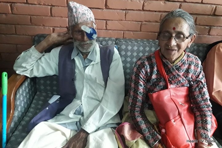 मोतियाबिन्दुको शल्यक्रिया गरेको छ हजार तिर्न नसकेपछि कैलालीका एक बृद्ध जोडीले गुहारे स्वास्थ्य मन्त्रालय
