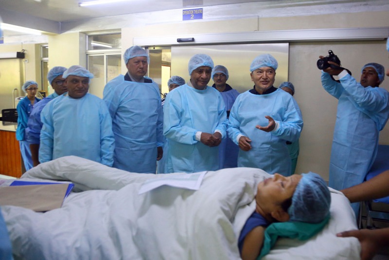 धुलिखेल अस्पताल पुगेर देउवाले भेटे बस दुर्घटनाका घाइतेलाई
