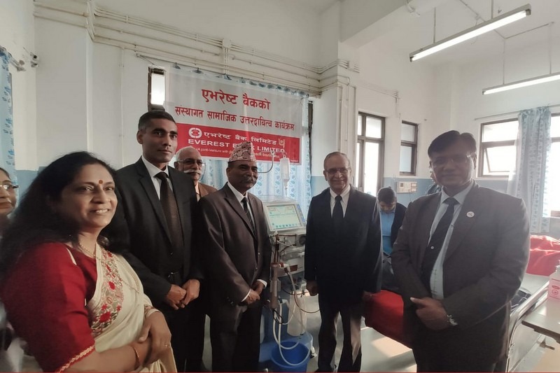 एभरेष्ट बैंकद्वारा मनिपाल अस्पताललाई ‘हेमोडायलासिस मेसिन’ सहयाेग