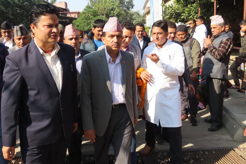 भरतपुर पुगेर स्वास्थ्यमन्त्री ढकालले चिकित्सकलाई भने, अस्पतालमा राजनीति नगर्नुस्