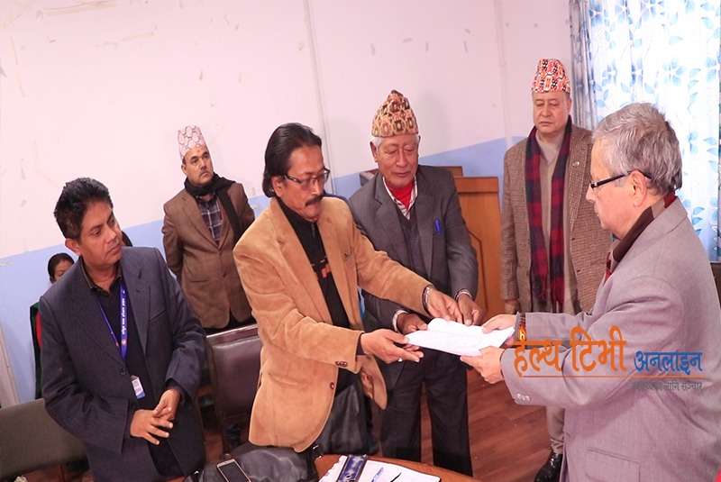 छोराछोरी तत्काल नेपाल ल्याइदिन माग गर्दै मानव अधिकार आयोगमा अभिभावककाे ज्ञापनपत्र