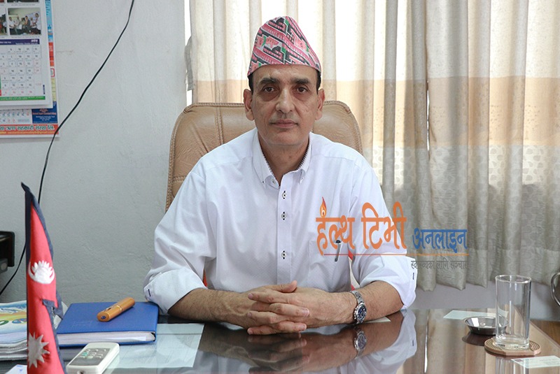 भरतपुर अस्पतालको मेसुमा डा. वासुदेव पाण्डे
