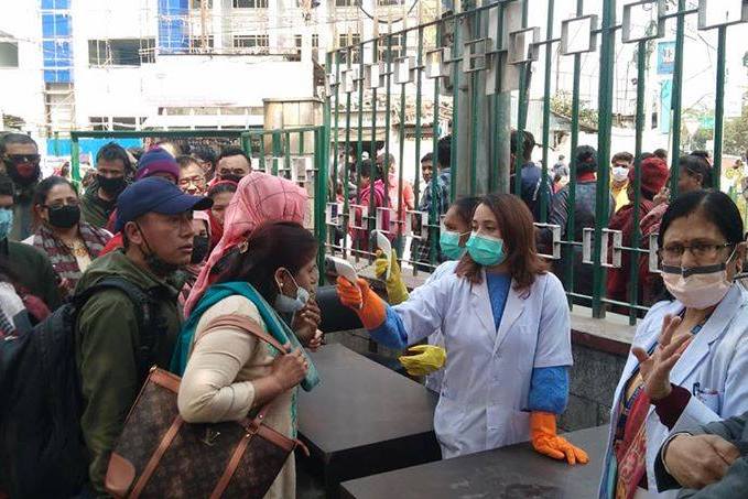 कोरोनाको त्रास : वीर अस्पतालमा ज्वरो नापेर मात्र भित्र पठाइँदै