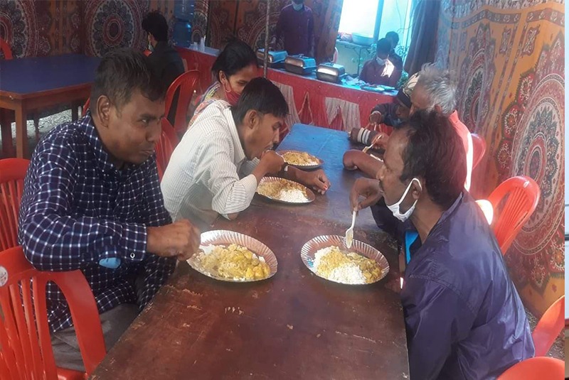 लकडाउनका बेला समस्यामा परेका मिर्गौला बिरामीलाई मारवाडी सेवा समितिको नि:शुल्क भोजन