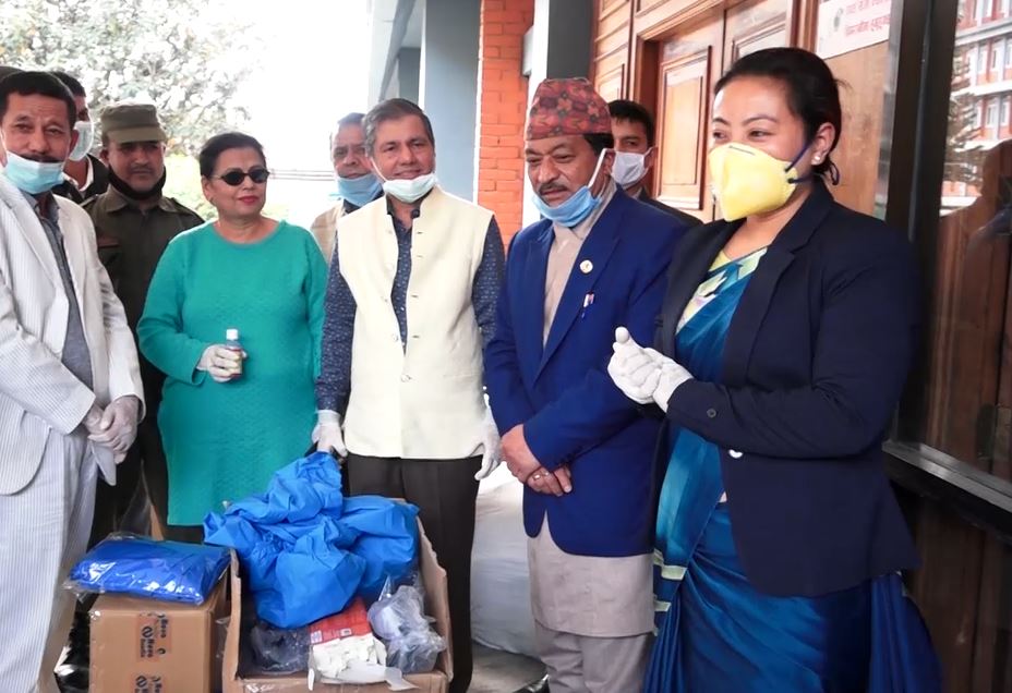 मन्त्री मगरलाई स्वास्थ्य सामग्री हस्तान्तरण
