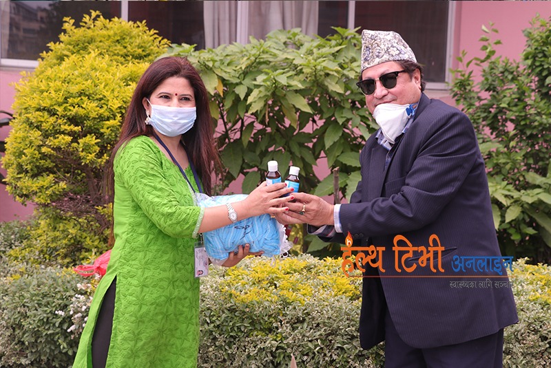 एपोनद्वारा स्वास्थ्य पत्रकार मञ्चलाई स्वास्थ्य सुरक्षा सामग्री हस्तान्तरण