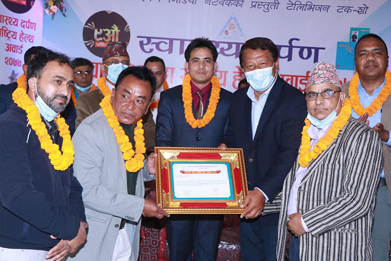 कोरोना महामारीमा उत्कृष्ट काम गरेको भन्दै खजुरा गाउँपालिकालाई हेल्थ अवार्ड