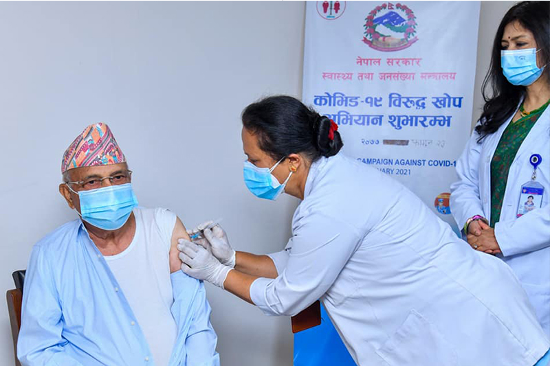 प्रधानमन्त्री ओलीले लगाए कोरोना विरुद्धको खोप