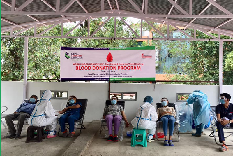 विश्व रक्तदाता दिवसमा नेपाल क्यान्सर अस्पतालमा रक्तदान कार्यक्रम