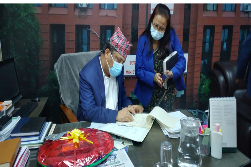 स्वास्थ्य सचिव डा रोशन पोखरेलले गरे पदभार ग्रहण