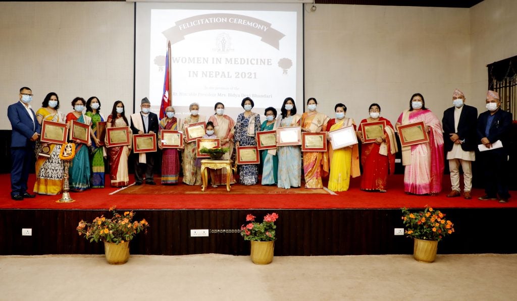 १५ जना वरिष्ठ महिला चिकित्सक राष्ट्रपतिबाट सम्मानित