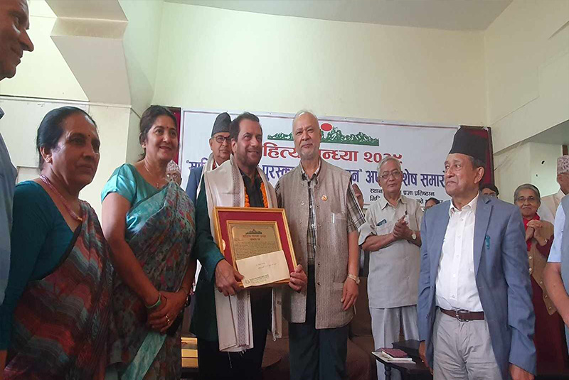 वरिष्ठ न्युरो सर्जन डा वसन्त पन्त साहित्य सन्ध्या कृबा पुरस्कारबाट सम्मानित