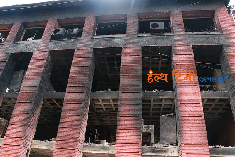 स्वास्थ्य मन्त्रालयको भवन पूर्ण रुपमा नष्ट, अझै आइरहेको छ आगोको राप