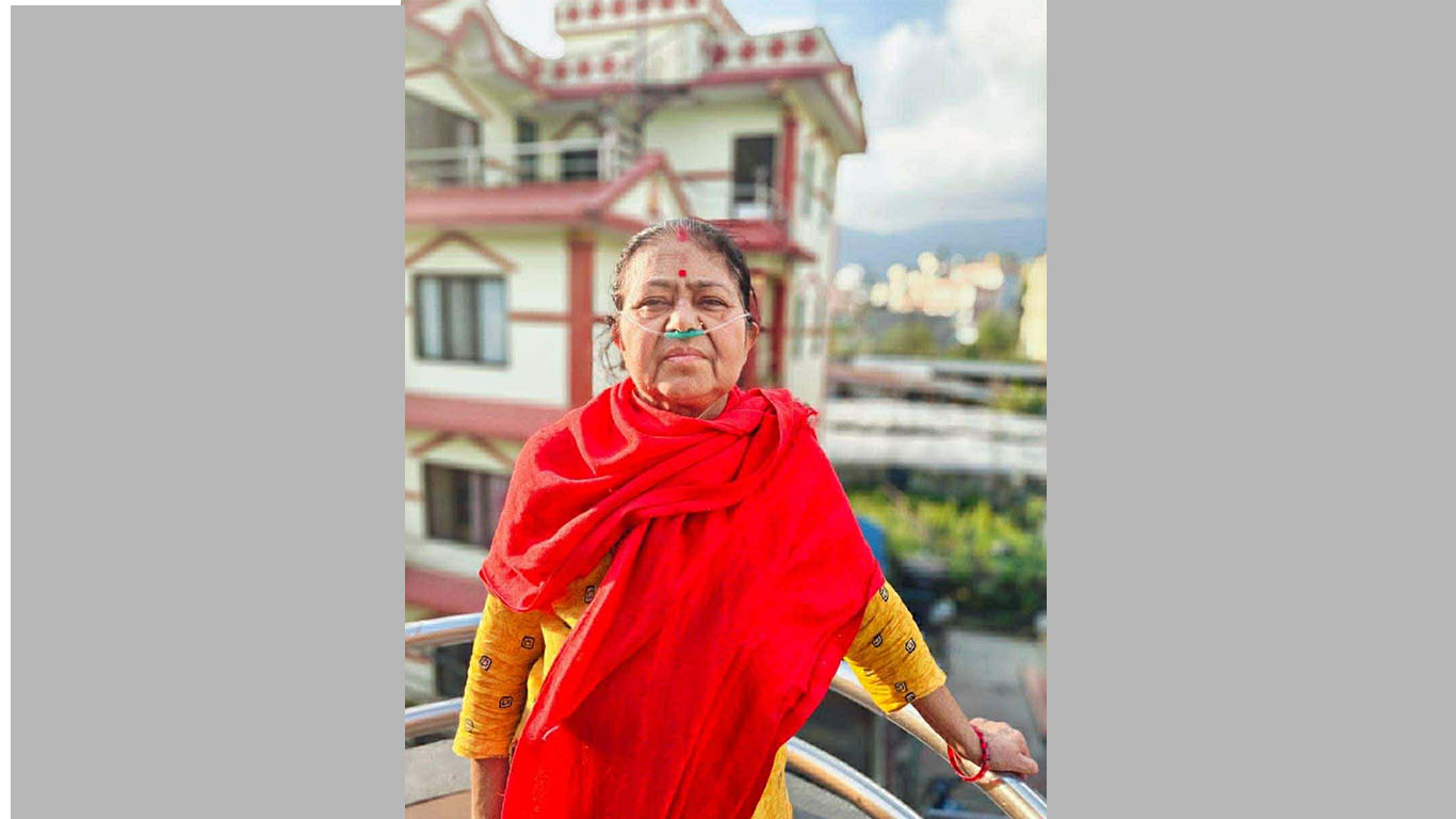 नि:शुल्क अक्सिजनको माग गर्दै ‘अक्सिजन लेडी’ अर्याल